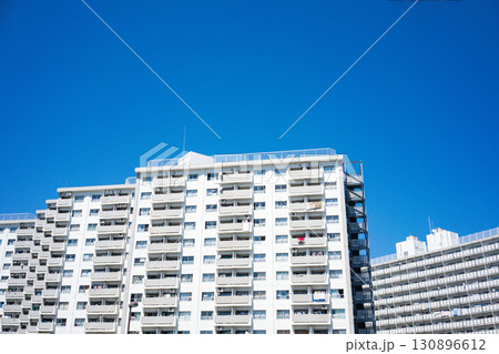 青空の下のマンモス団地、巨大な公営住宅 130896612