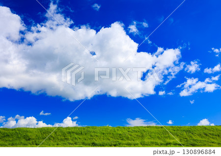 青空と白い雲 背景素材 青空と白い雲 背景素材 130896884