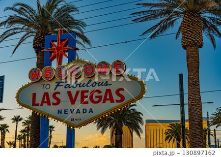アメリカ　ネバダ州のラスベガスのラスベガスサインの夕景　夕日 130897162