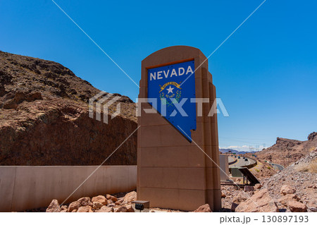 アメリカ　ネバダ州のフーバーダムのネバダ州の州境看板　ラスベガス 130897193