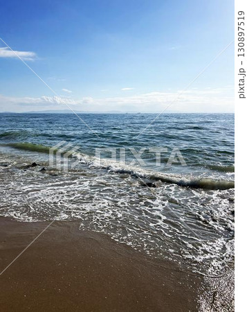 打ち寄せる波と爽やかな青空 130897519