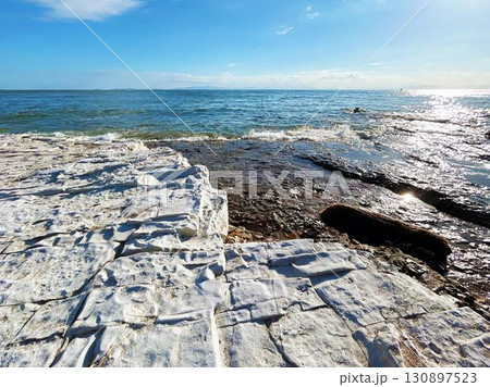 岩場の海岸から見る海と空の風景 岩場の海岸から見る海と空の風景 130897523