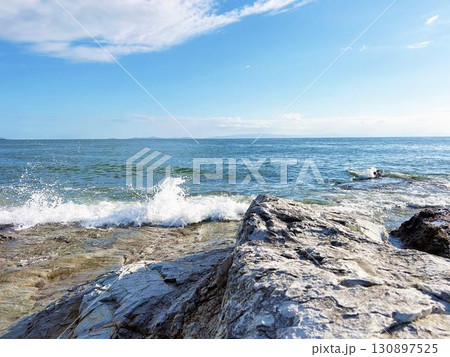 岩場の海岸にはじける波と爽やかな青空 岩場の海岸にはじける波と爽やかな青空 130897525