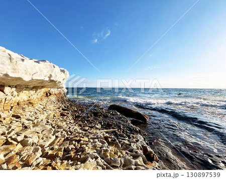 岩場の海岸と爽やかな青空 130897539