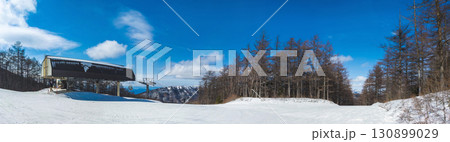 リフト山頂駅から望む雪山とゲレンデのパノラマ風景 (長野県/東御市、群馬県/嬬恋村、湯の丸高原) リフト山頂駅から望む雪山とゲレンデのパノラマ風景 (長野県/東御市、群馬県/嬬恋村、湯の丸高原) 130899029