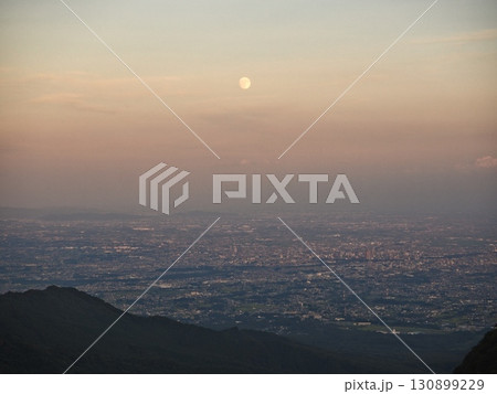 山の上から見る、夕刻の街と月（20250906175126） 130899229