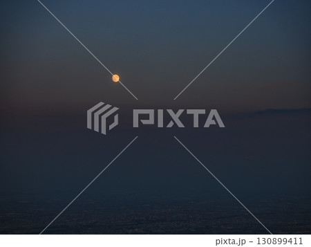 月と夜の帳が下りる街（20250906180422） 130899411