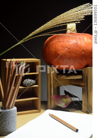 南瓜とスケッチブックで秋イメージ 130899501