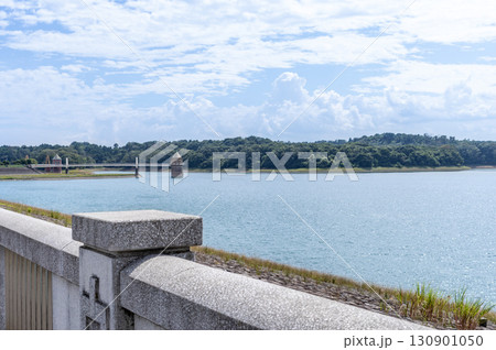 夏の狭山湖と取水塔 夏の狭山湖と取水塔 130901050