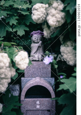 紫陽花に囲まれたお地蔵さん 130901654