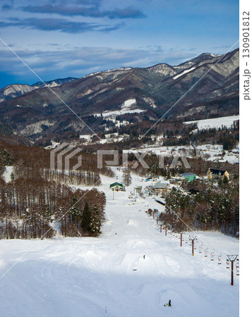 大きなキッカーが並ぶスキー場のパークエリアと冬山の風景 (長野県、山ノ内町、X-JAM高井富士) 大きなキッカーが並ぶスキー場のパークエリアと冬山の風景 (長野県、山ノ内町、X-JAM高井富士) 130901812