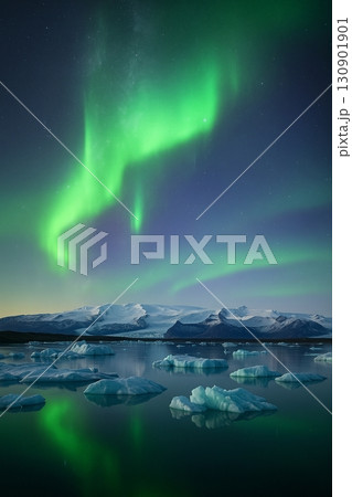 アイスランド氷河とオーロラ／Aurora over Iceland Glacier 130901901
