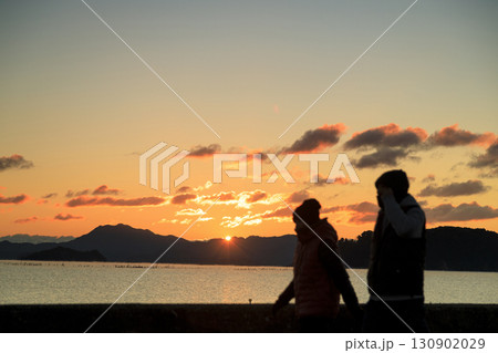 瀬戸内の日の出　海岸を散歩する2人 130902029
