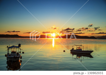 瀬戸内漁漁港　冬の日の出とサンロード流れる毛嵐 130902031