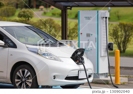 充電ステーションで充電中の電気自動車 充電ステーションで充電中の電気自動車 130902040