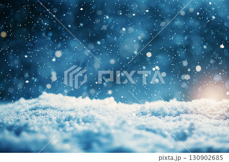 青い夜空に舞う雪と幻想的な冬の風景 130902685