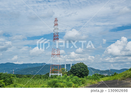 河川敷に立つ鉄塔　枚方市 130902698