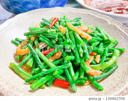 中国家庭料理・豇豆干煸大虾米(ささげと干しエビの中華炒め) 中国家庭料理・豇豆干煸大虾米(ささげと干しエビの中華炒め) 130902708