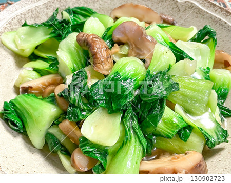 中国家庭料理・青菜烩花菇(チンゲン菜とシイタケの中華炒め) 中国家庭料理・青菜烩花菇(チンゲン菜とシイタケの中華炒め) 130902723