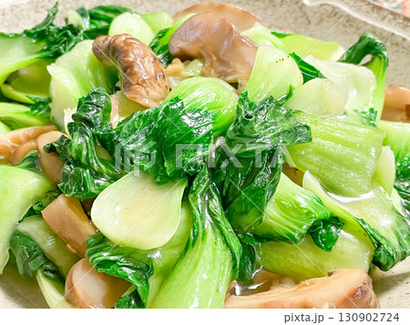 中国家庭料理・青菜烩花菇(チンゲン菜とシイタケの中華炒め) 中国家庭料理・青菜烩花菇(チンゲン菜とシイタケの中華炒め) 130902724