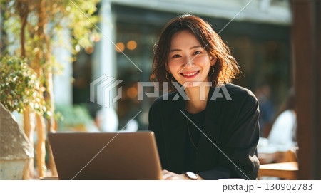 カフェでノートパソコンを見つめる女性7 カフェでノートパソコンを見つめる女性7 130902783