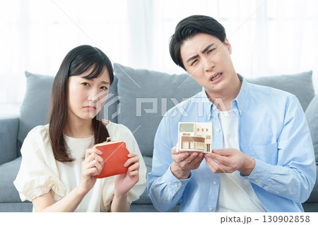 住宅ローンに悩む夫婦 130902858