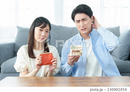 住宅ローンに悩む夫婦 住宅ローンに悩む夫婦 130902859