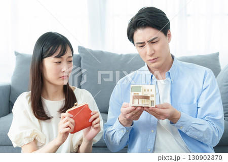 住宅ローンに悩む夫婦 住宅ローンに悩む夫婦 130902870