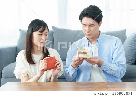 住宅ローンに悩む夫婦 住宅ローンに悩む夫婦 130902871