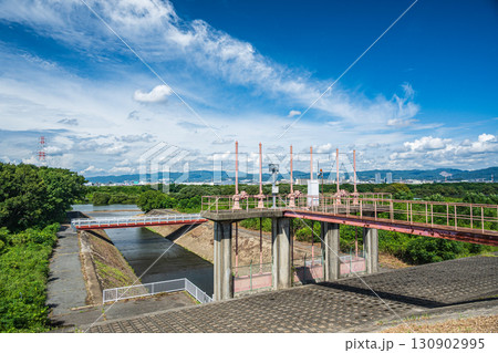 淀川の排水施設 淀樋門越しに見る淀川風景 枚方市 淀川の排水施設 淀樋門越しに見る淀川風景 枚方市 130902995