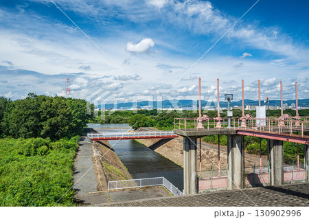 淀川の排水施設　淀樋門越しに見る淀川風景　枚方市 130902996