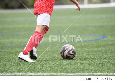 ドリブルするサッカー選手 ドリブルするサッカー選手 130903115