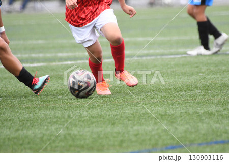 ドリブルするサッカー選手 ドリブルするサッカー選手 130903116