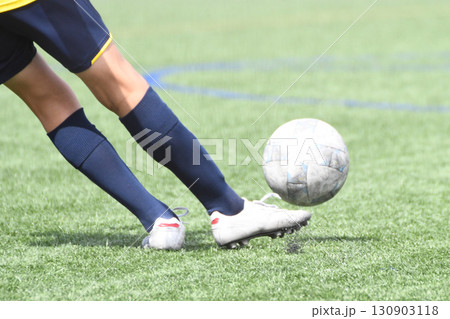 ボールを蹴るサッカー選手 ボールを蹴るサッカー選手 130903118