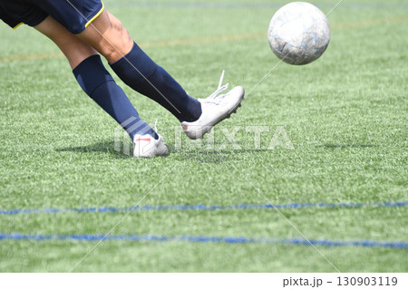 ボールを蹴るサッカー選手 ボールを蹴るサッカー選手 130903119