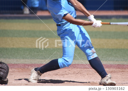 ボールを打つバッター ボールを打つバッター 130903162