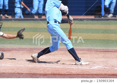 ボールを打つバッター ボールを打つバッター 130903164