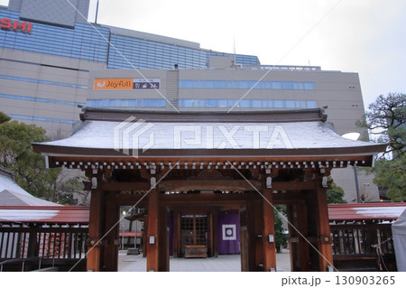 福岡県天神　繁華街の中にある警固神社 130903265