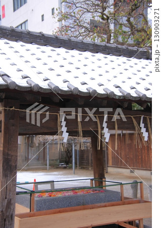 福岡県天神　繁華街の中にある警固神社 130903271