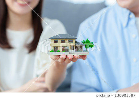 マイホーム 不動産 戸建て 夫婦 マイホーム 不動産 戸建て 夫婦 130903397