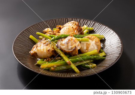 ホタテとアスパラのガーリックバター醤油炒め ホタテとアスパラのガーリックバター醤油炒め 130903673