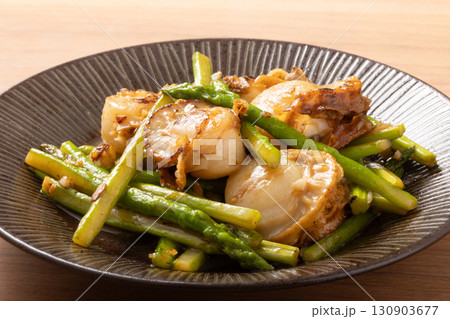 ホタテとアスパラのガーリックバター醤油炒め 130903677