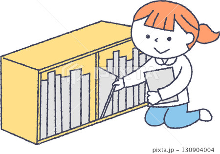 本棚の整理をする子供 本棚の整理をする子供 130904004