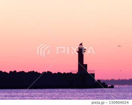 北海道標津漁港の灯台、気嵐の出航 130904024