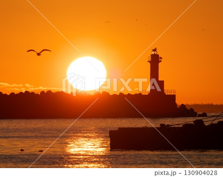 北海道標津漁港の灯台、気嵐の出航 130904028