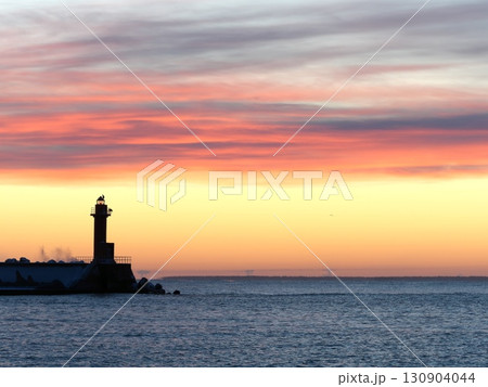 北海道標津漁港の灯台、気嵐の出航 130904044