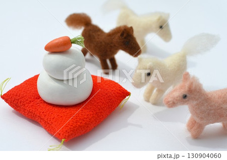 羊毛フェルトの馬が鏡もちに集まる年賀素材 130904060