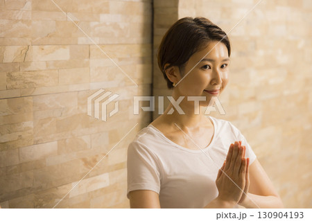 ホットヨガをする女性　　　　 130904193