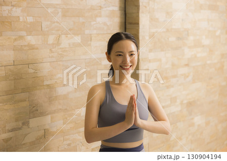 ホットヨガをする女性　　　　 130904194