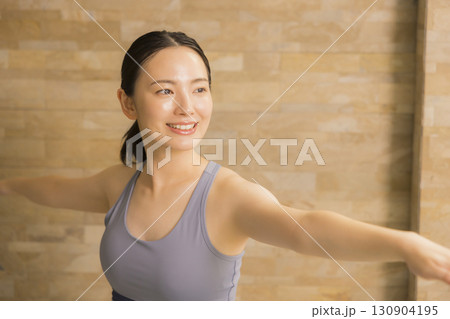 ホットヨガをする女性　　　　 130904195